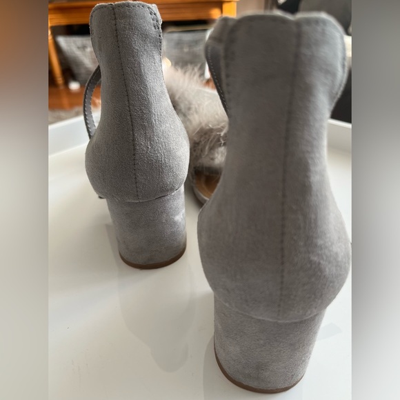 Women’s 🔸Steve Madden🔸 Imelda Grey Feathers 🪶 Sandals - Picture 5 of 15